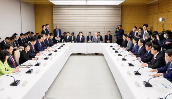 没人理，日本找中国了
 
就在日本政府刚刚把中日关系从"最重要双边关系"降级为"