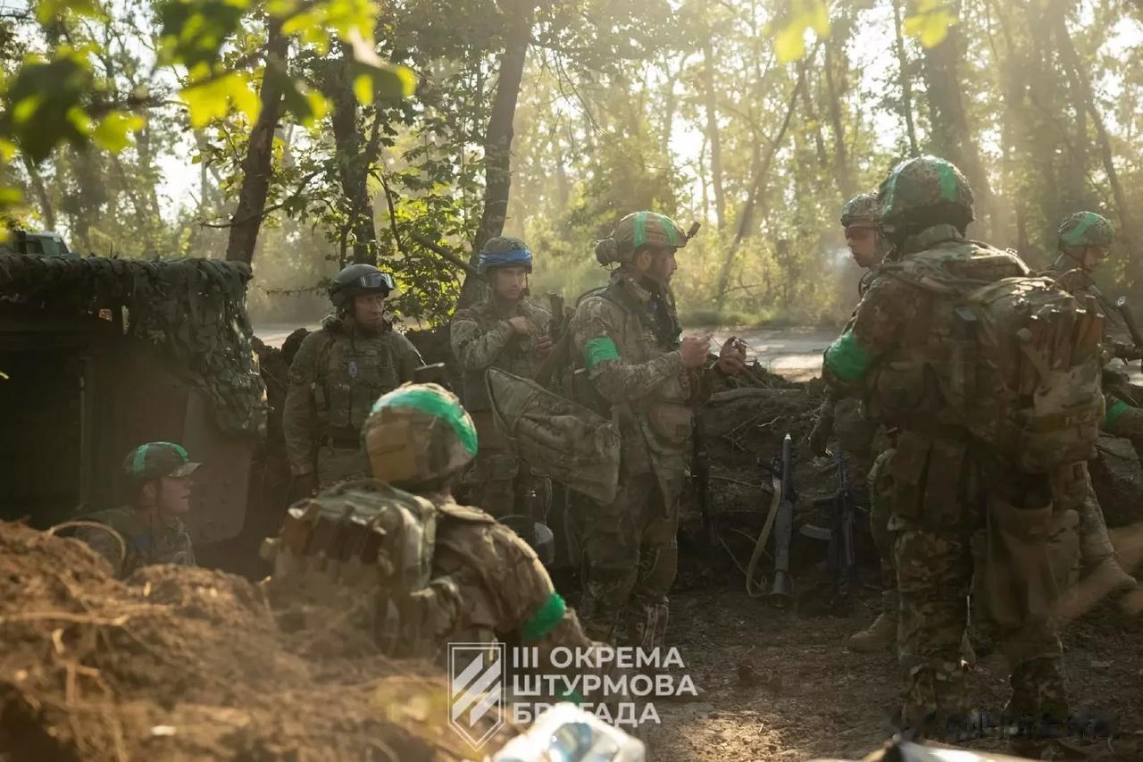乌克兰第三突击旅的士兵在前往巴赫穆特附近的俄罗斯阵地前进行最后一次检查。

对乌