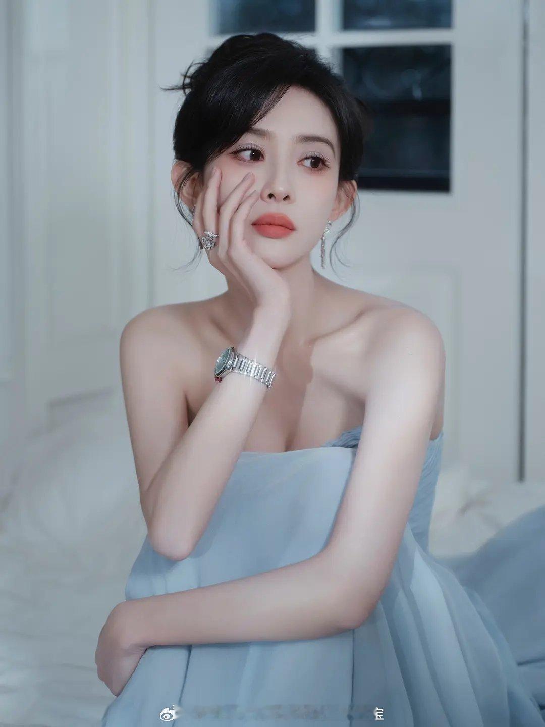 孟子义蓝色抹胸长裙 今天是清冷的蓝色系🌺 