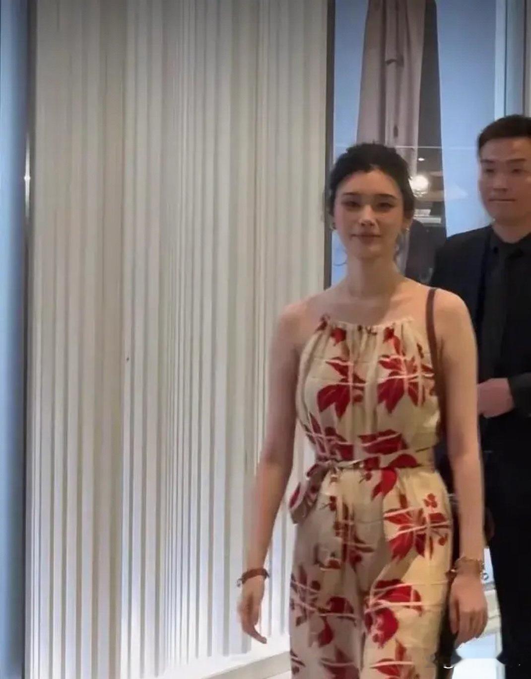 奚梦瑶肉眼可见的变美了，但是也少了以前的超模感 