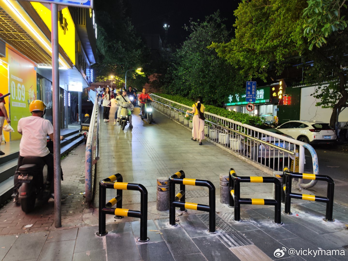广园天桥景泰直街斜坡口昨天下午安装了曲栏防电鸡冲下来，电鸡可绕到广园中邮局斜坡上