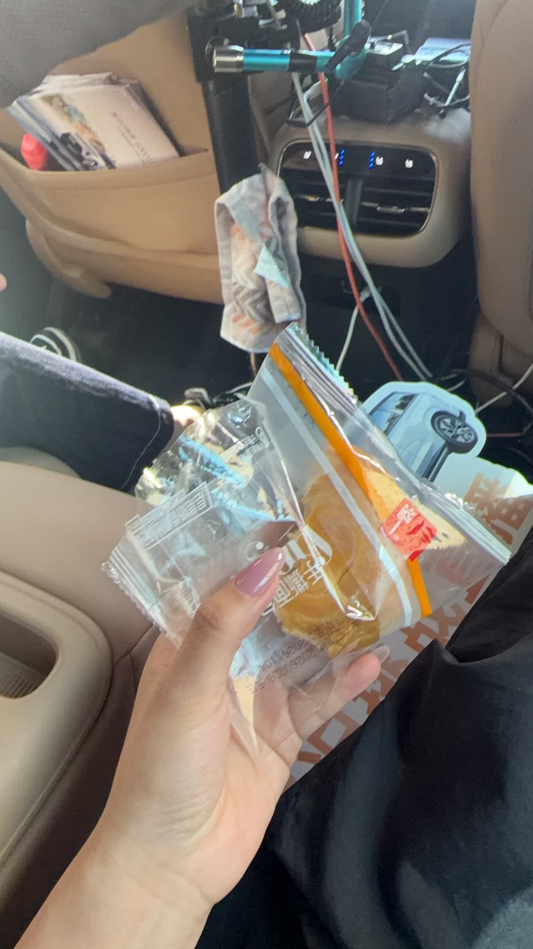 今天午饭。整一口面包凑合！6小时直播还剩仨小时，记得来广汽传祺直播间👀我～ 乌