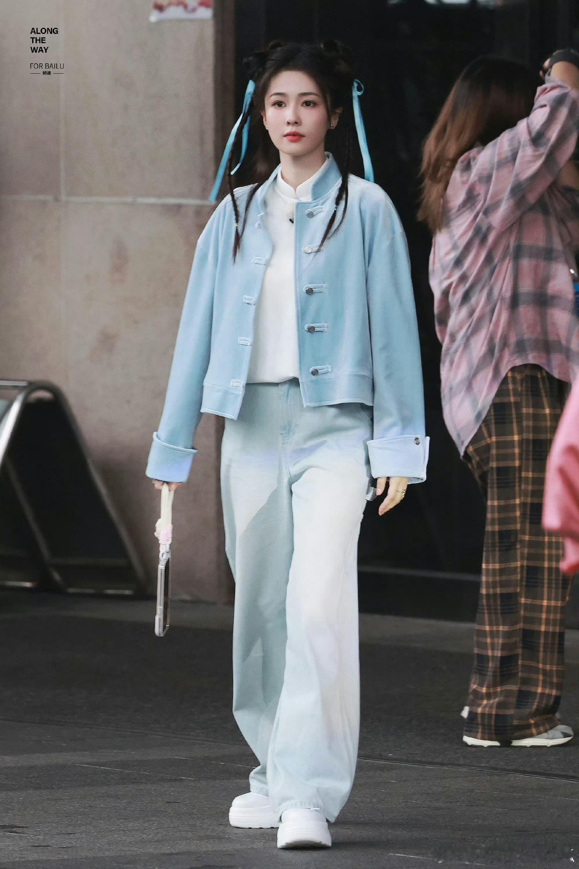 白鹿奔跑吧新造型路透，双丸子头好可爱！ ​​​