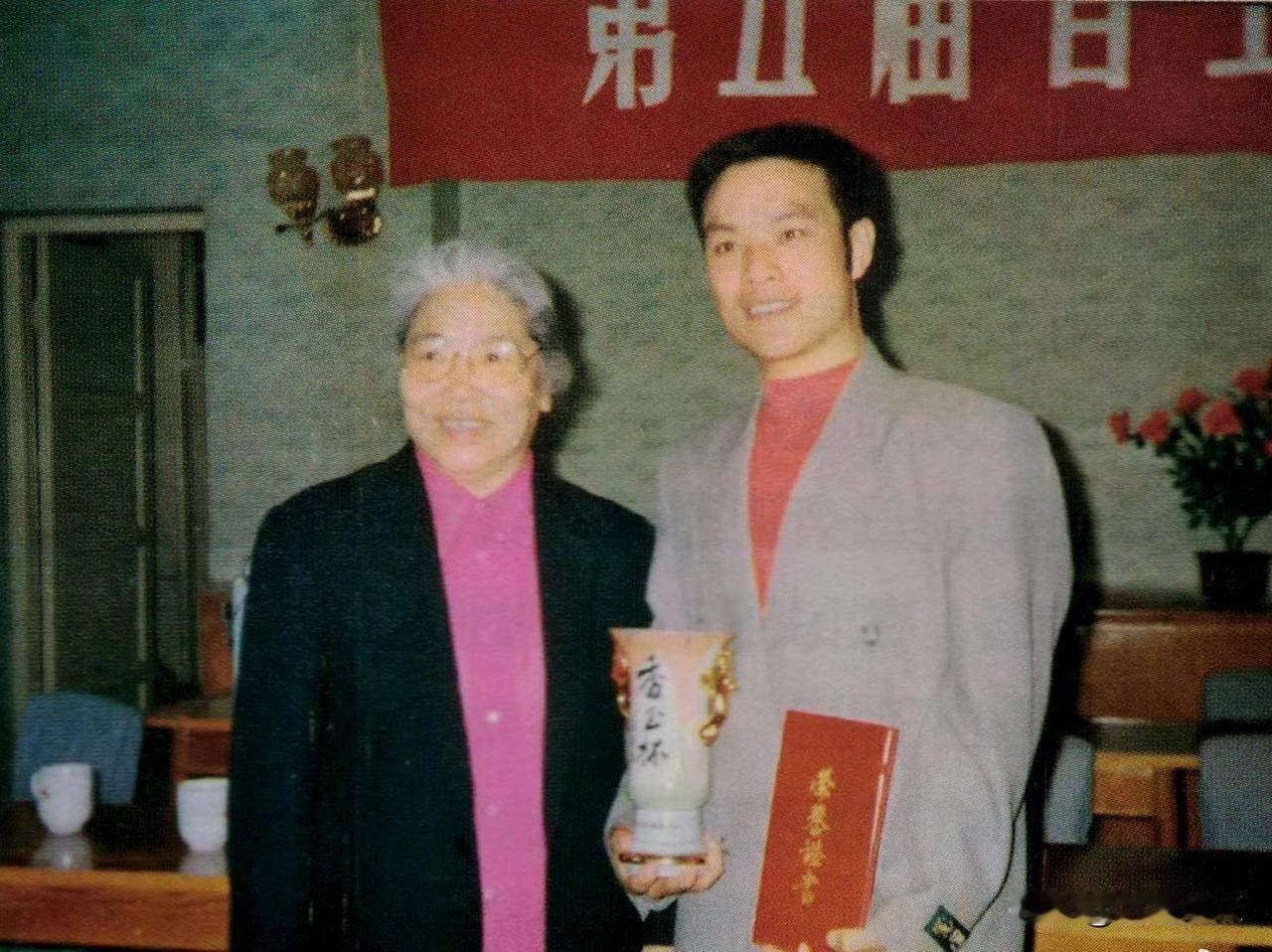 1991年，这位豫剧名家获得第五届“香玉杯艺术奖 ”榜首，这是颁奖后他与常香玉大