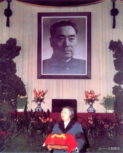 1976年1月14日傍晚,邓颖超手捧周恩来骨灰盒走出劳动人民文化宫