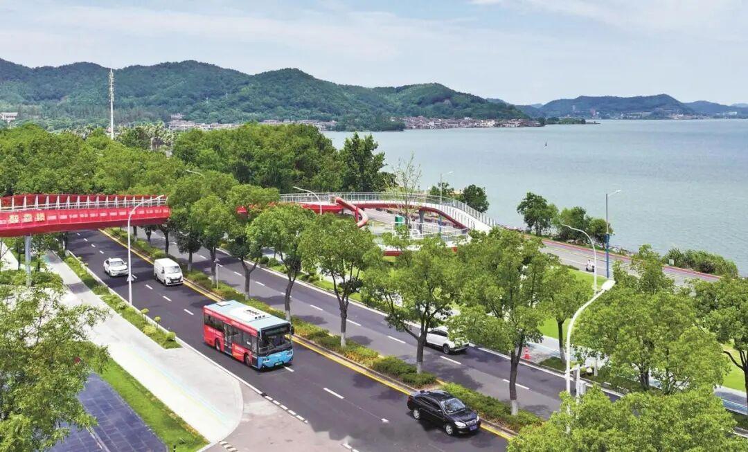 宁波东钱湖这条路有大变化 7月31日消息，东钱湖环湖南路提升改造工程已正式完工，