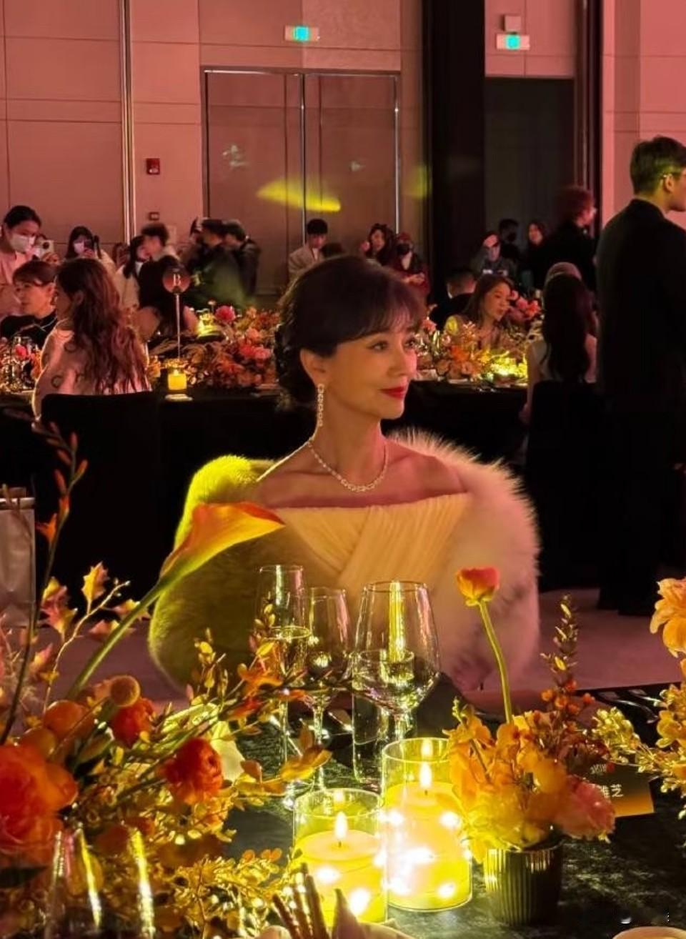 赵雅芝这顶级美貌，我滴老天奶！
确实是顶级骨相，脸超小，完全没有发腮双下巴的问题