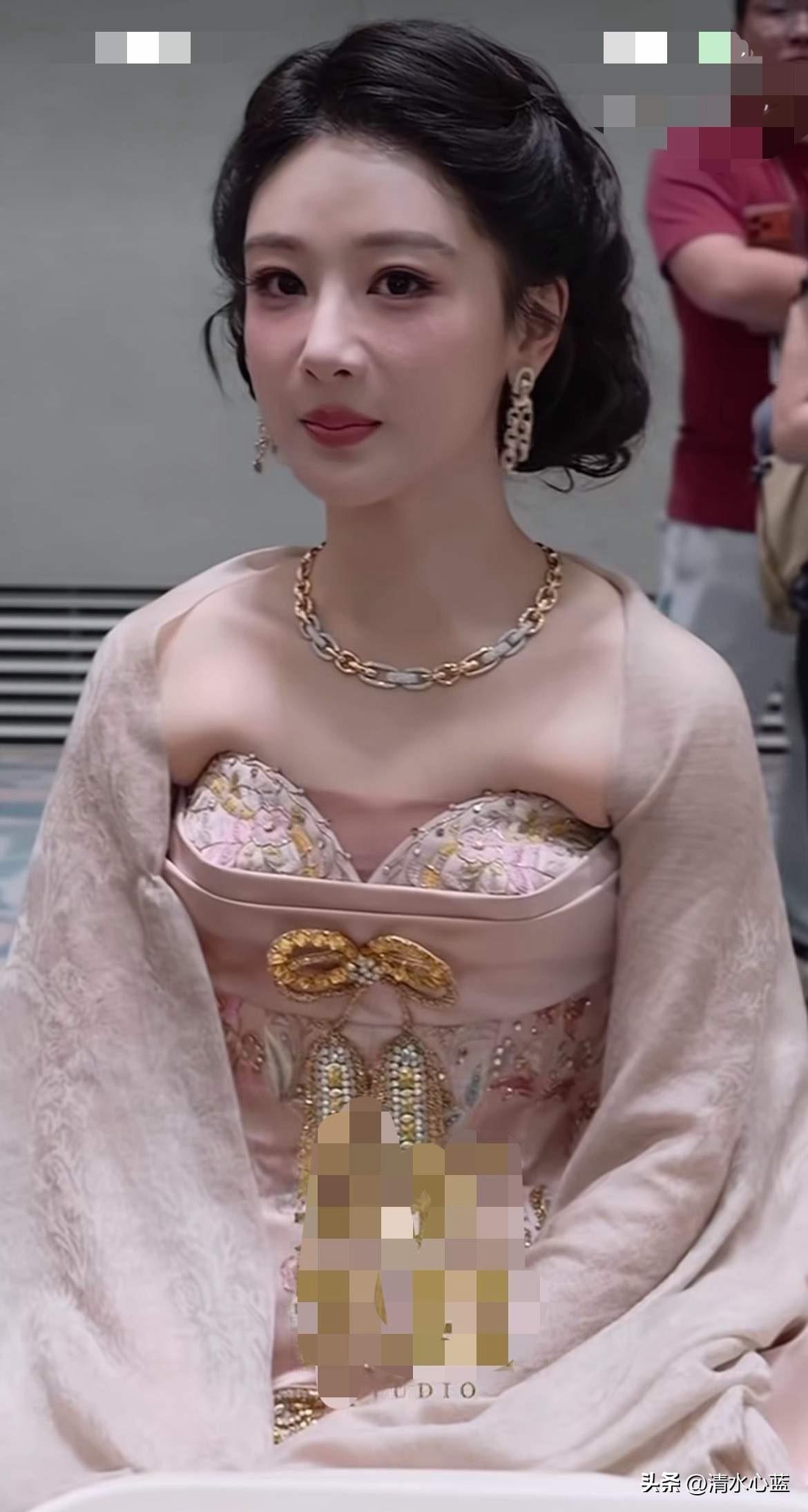 果然礼服都是穿给别人看的，杨紫在白玉兰颁奖典礼上穿的这款高定礼服，确实很让人惊艳