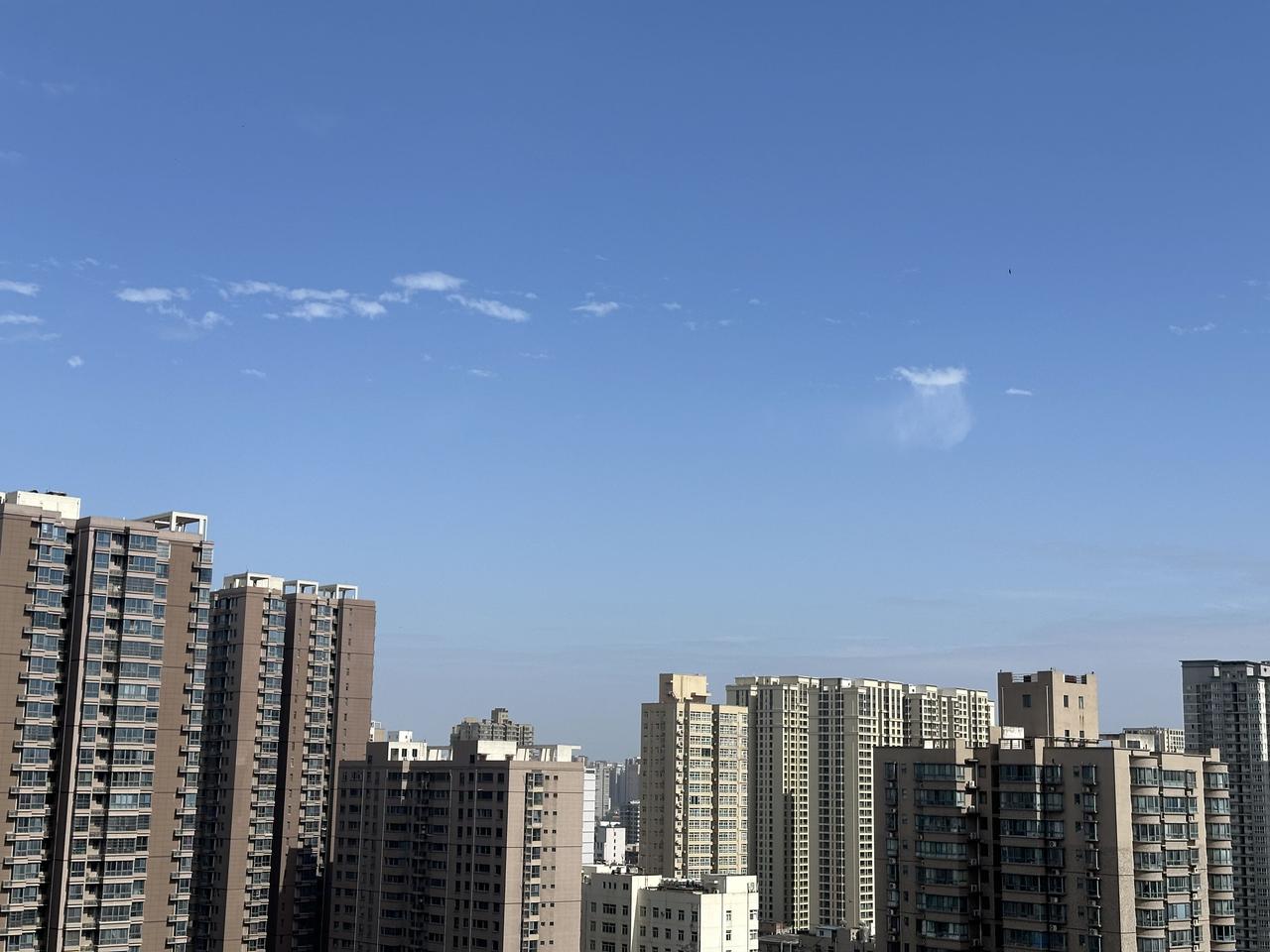 西安昨晚下了一夜的雨，今天下午已是蓝天白云，阳光普照，温度也升到27度，是近几天
