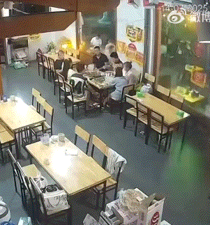 这女的可以，被泼完转身就去结账了