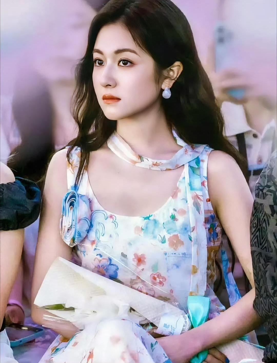 刷到李兰迪生图，点开评论区，我血压上来了。

“胖了”、“脸圆了”、“该减减了”