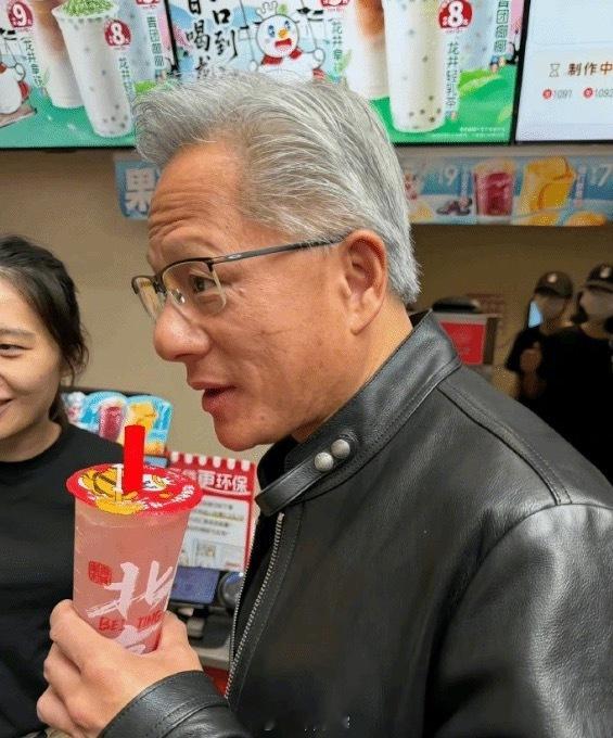 黄仁勋喝蜜雪冰城火了！官方秒接流量:主推大佬同款 