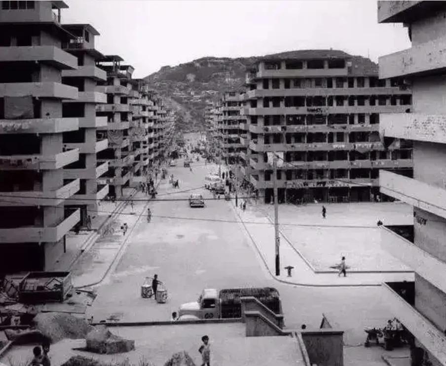 1953年，一些偷渡到香港的人在周边搭起了铁皮屋，拖家带口，在四周维持着艰难的生