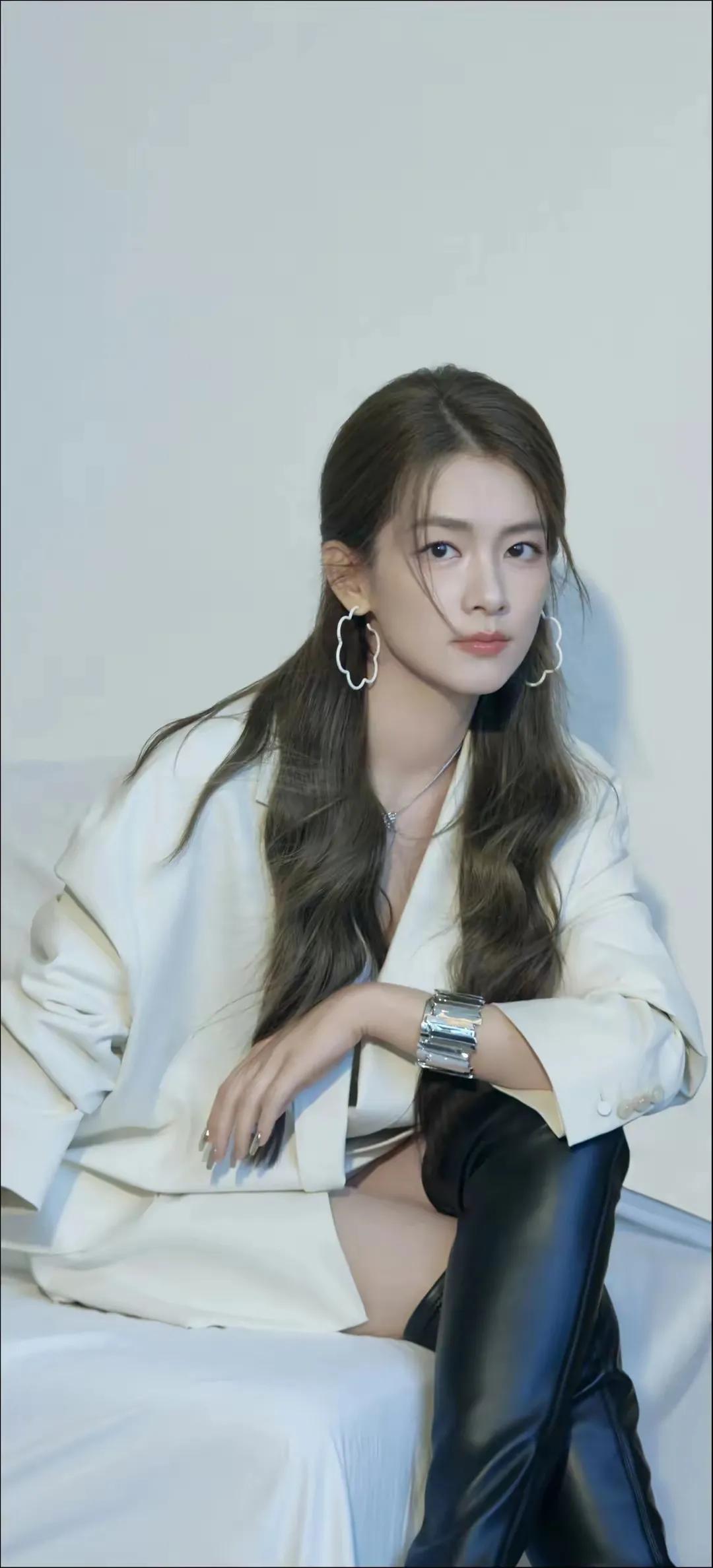陈昊宇的壁纸美图，高清无水印，全屏展现，每一张都如同精心雕琢的艺术品。它们不仅美
