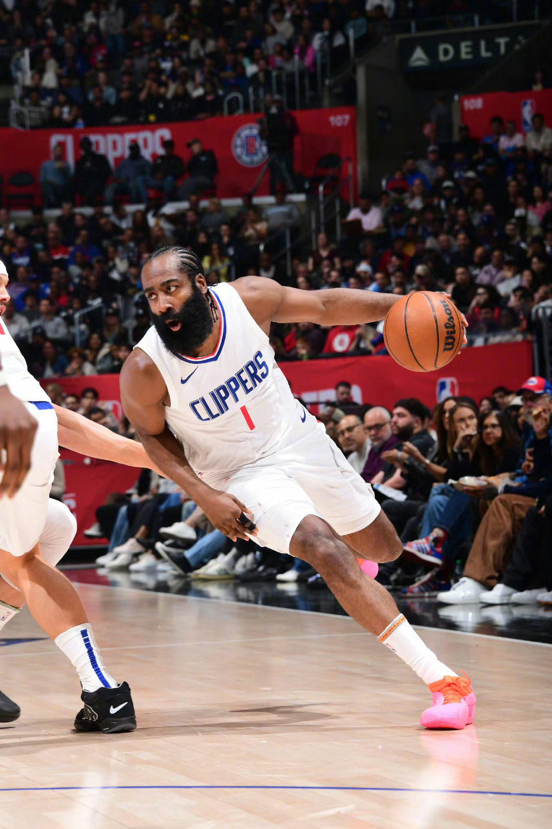 半场打完，快船53-49领先掘金。哈登11投4中，罚球4中4拿下14分5篮板3助