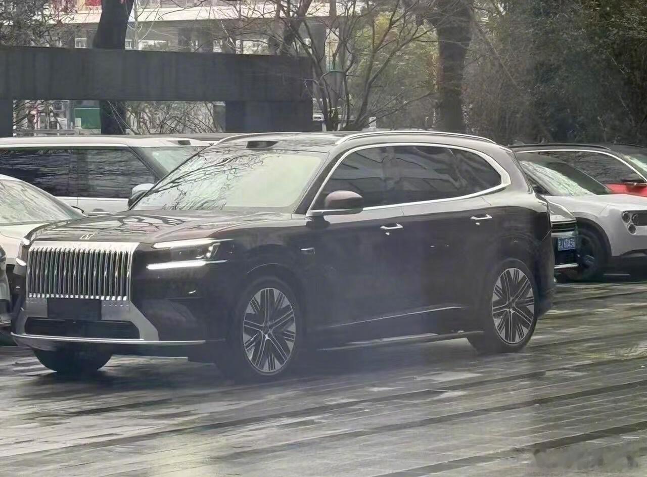 极氪8X的实车图完爆所有的效果图，就因为年前公布了8X的外观，相信Hold住了多