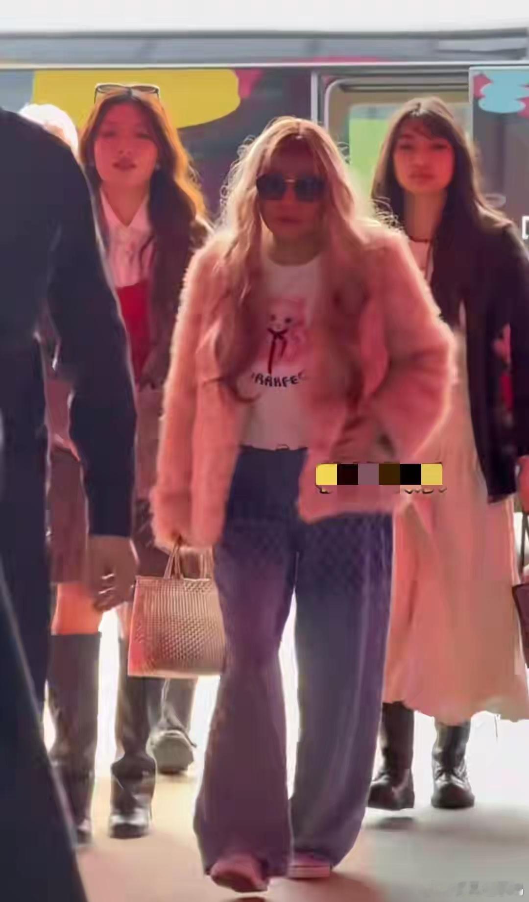 57岁张蔷首度带俩女儿走红毯，俩闺女又高又漂亮，长得像双胞胎 ​​​
