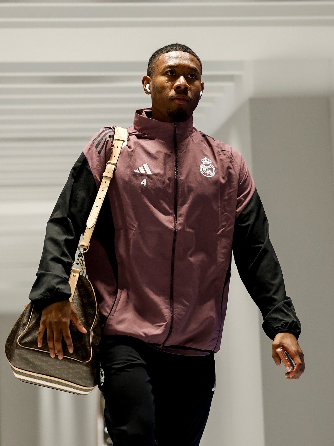 据BILD报道，皇马六名球员可能在今夏离队：阿拉巴、吕迪格、卡瓦哈尔、卡马温加、