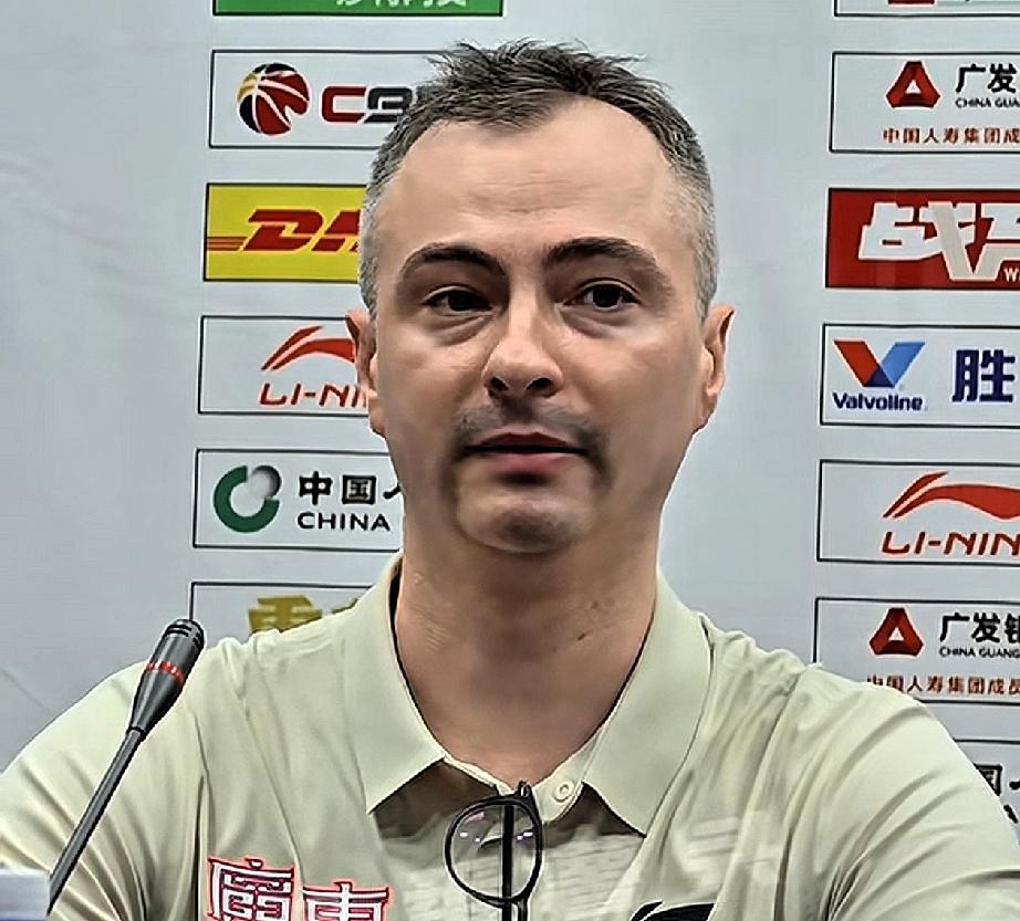 有些球迷认为亚科夫列维奇弃用徐杰，其实不是的！昨晚广东男篮对战宁波，赛后，亚科夫