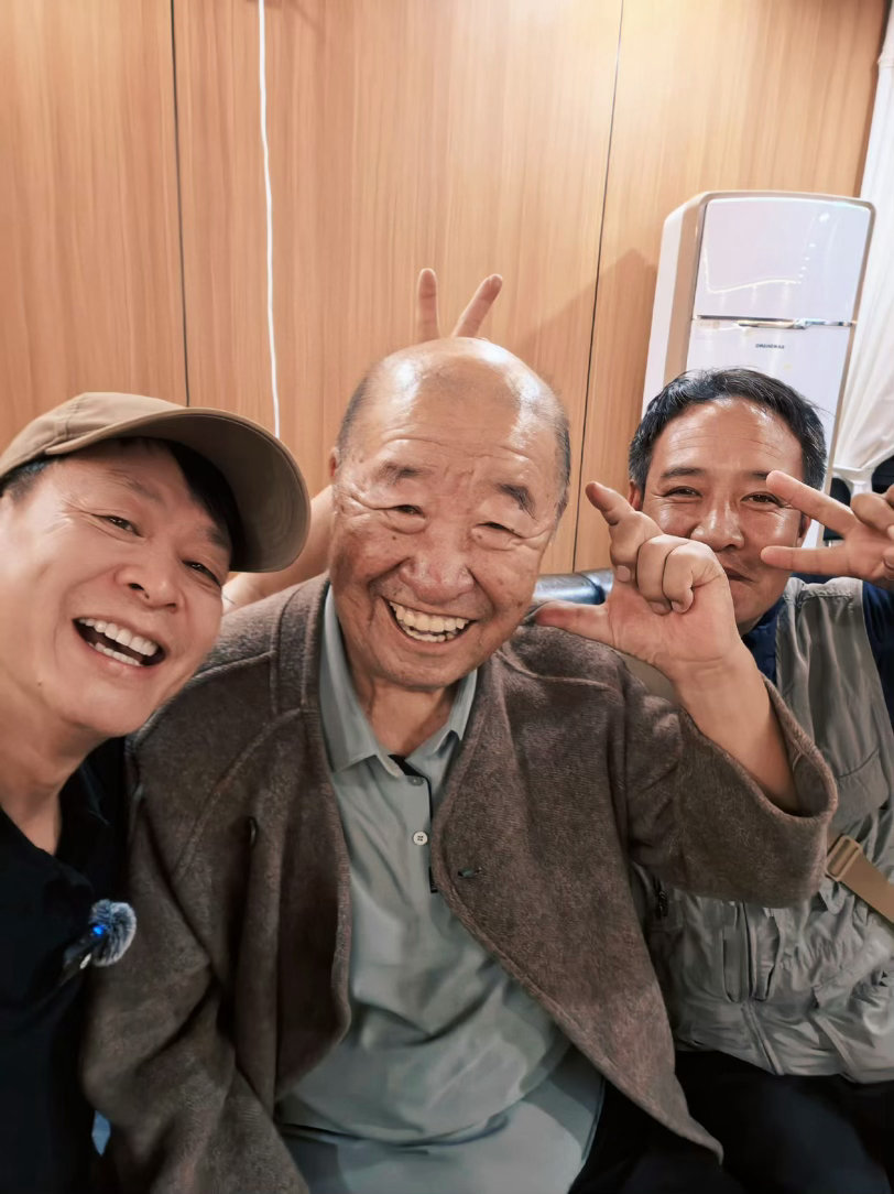 杨导李老木兰校长合照看得我心暖暖[抱一抱][抱一抱]小童结束直播接着看直播，在校