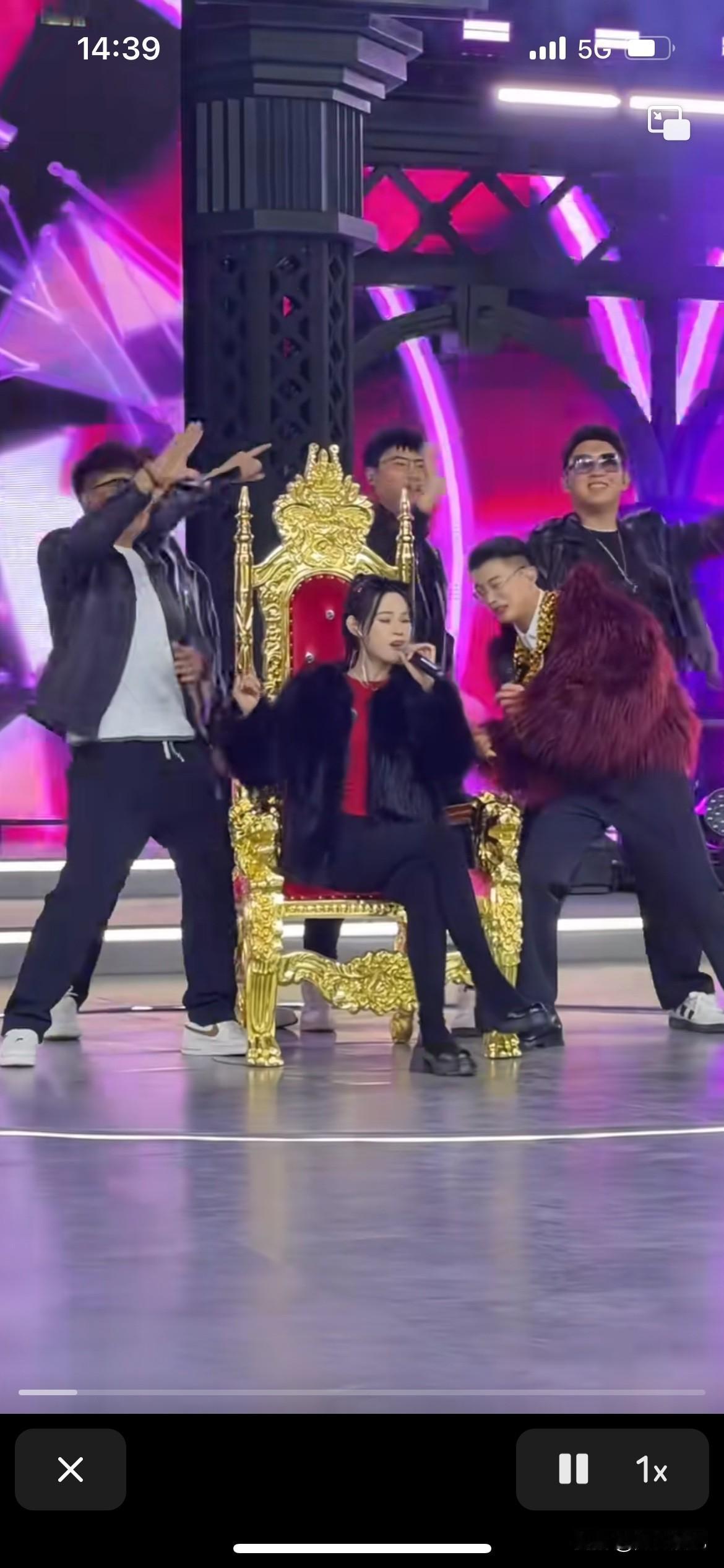 郭有才老师现在牺牲太大了，把老婆带出来了，自己不得唱，反而苏畅抢了流量，苏畅又会