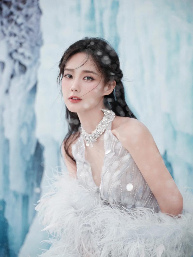 内娱两大体寒女:李沁vs李一桐谁最惨？

两人都是大美女，都有大爆剧在手，但就是