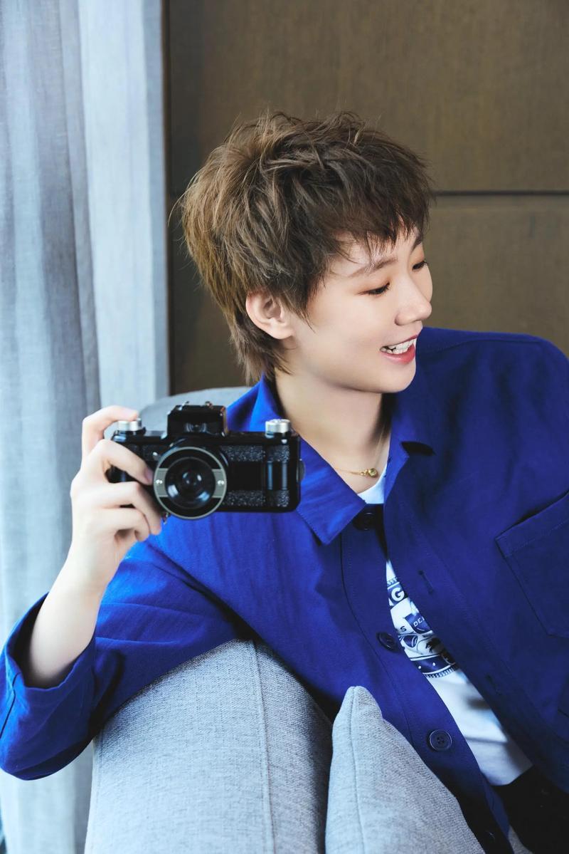 王曼昱：打破标签，演绎“多面人生”

当王曼昱身着粉色衬衫，手持同款粉色球拍，对