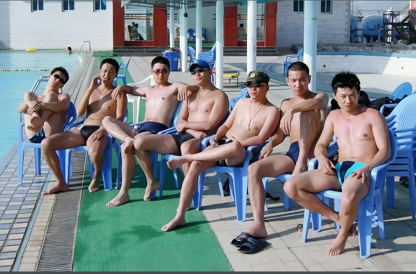 许三多：游泳没意义。
士兵突击