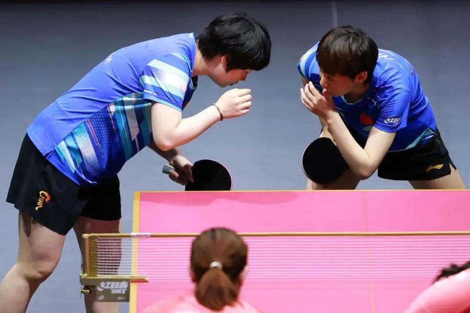 王曼昱与蒯曼为何宁肯凑近了脸对脸讲话，也再不敢做手势了？根源就在于韩国教练的不规