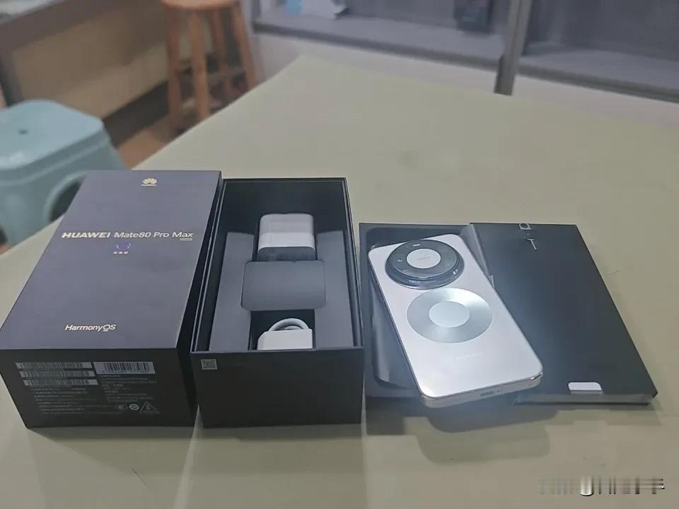 不知道是不是手机做太久了.我觉得新手机有一种味道.就像今天收的这台华为Mate8