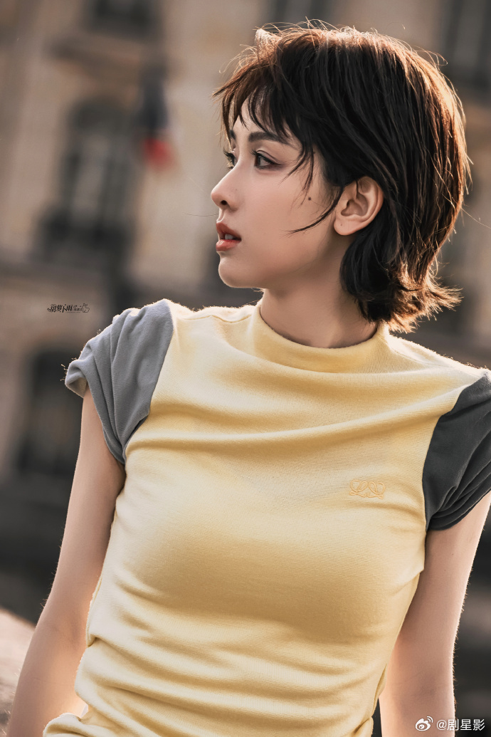 陈都灵短发摩登感  陈都灵短发摩登感完全就是我们的东方玫瑰在法国盛开呀，并且在嘟