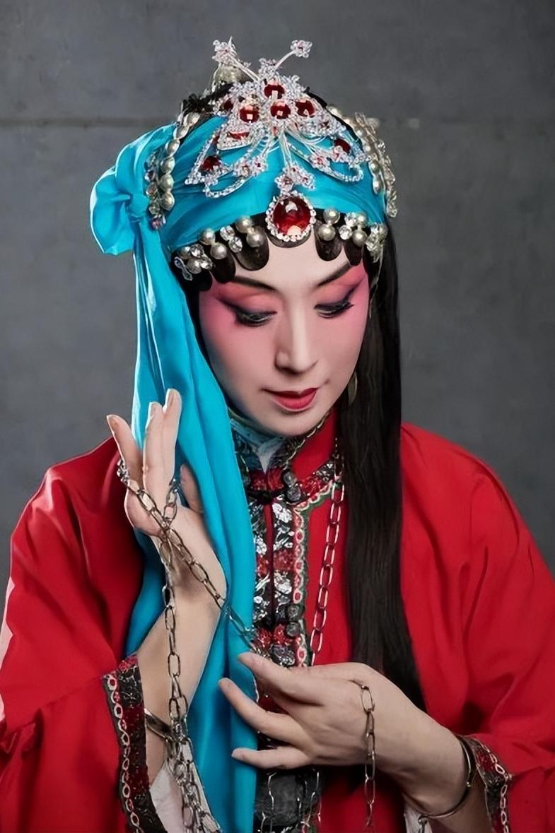 京剧演员，史依弘，梅派大青衣，在繁华里扮演一个小配角，跟马伊琍扮演的玲子是邻居，