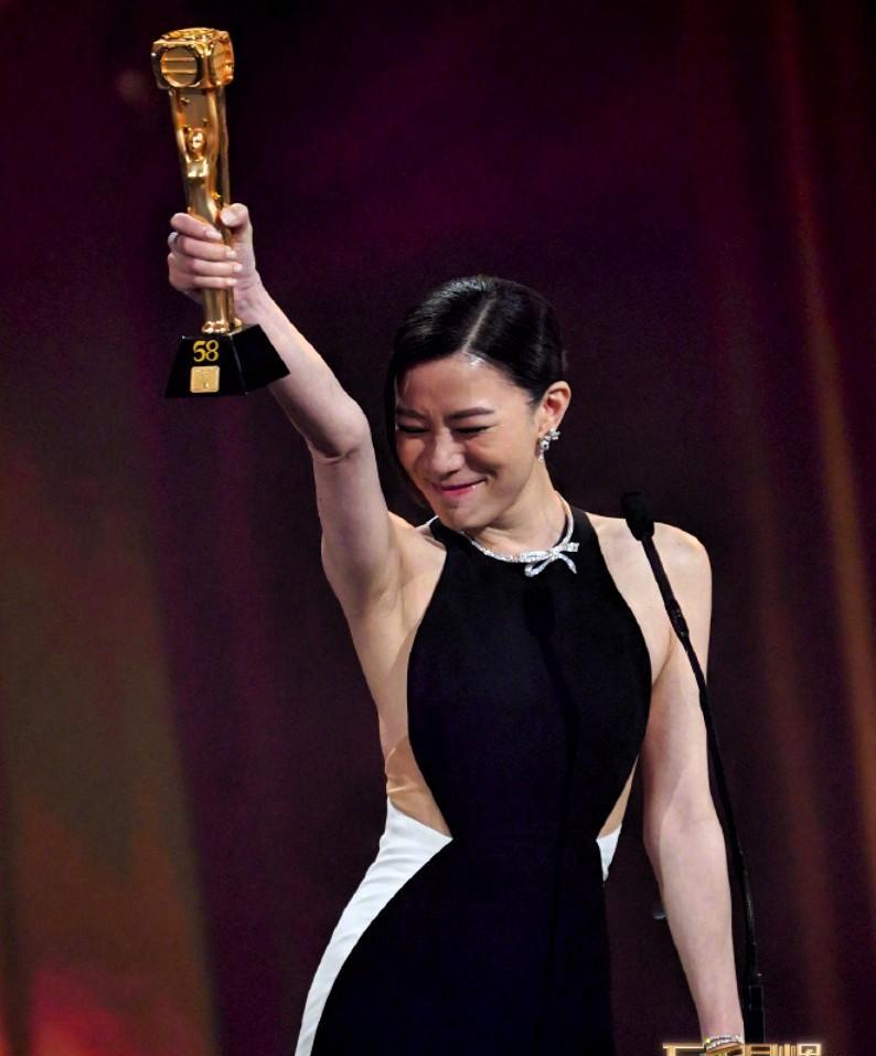 50岁的佘诗曼，把“敬业”二字刻在了骨子里。
《新闻女王2》让她第四次封后。
她