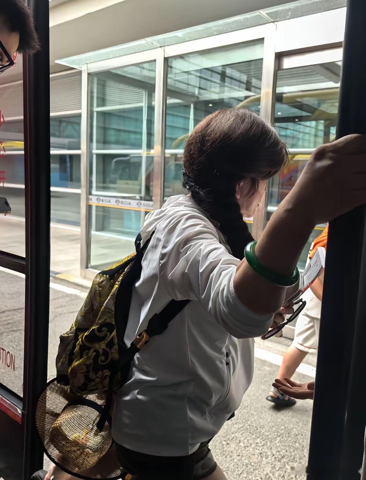 首都机场偶遇刘晓庆乘坐摆渡车年龄大真不能近看，都是这样，她这算是很好了 