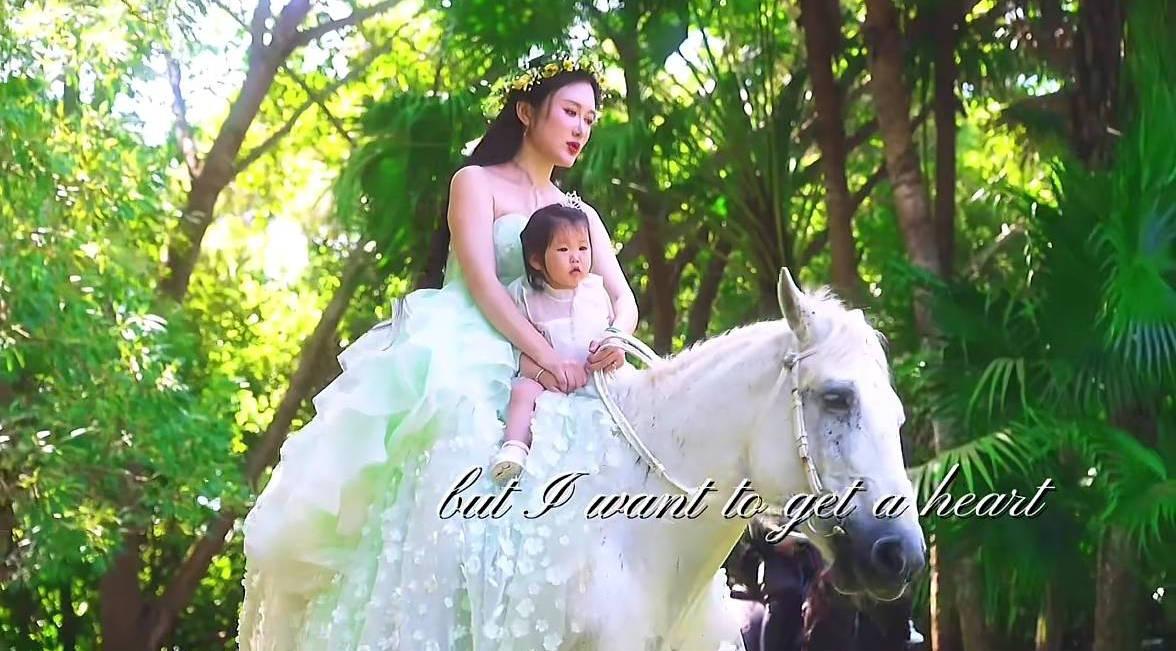 张纪中妥妥的老牛吃嫩草，他大女儿都比杜星霖大四岁。不过杜星霖这棵嫩草嫁给他貌似很