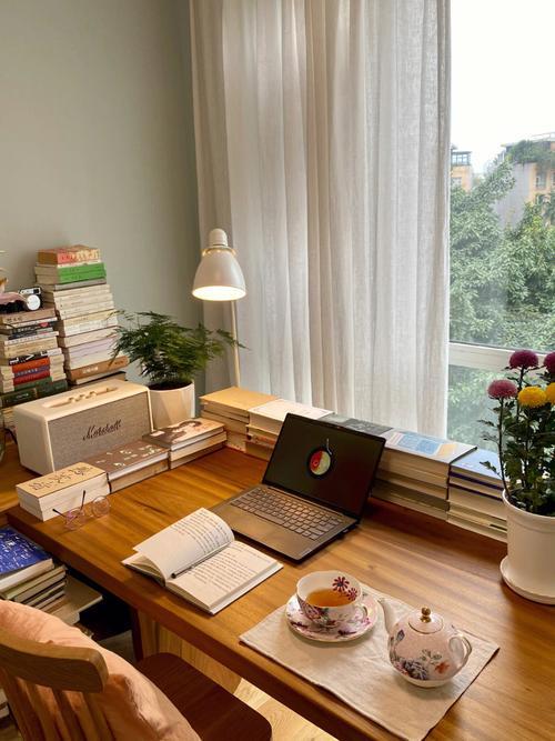 在今日头条上获得流量需从理解平台机制入手，优化内容创作与运营策略，注重粉丝互动和