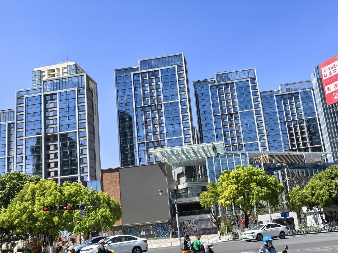 在五华区一二一大街上这个大华翠湖映
项目在昆明主城区，这个小的地块，规划出这么些