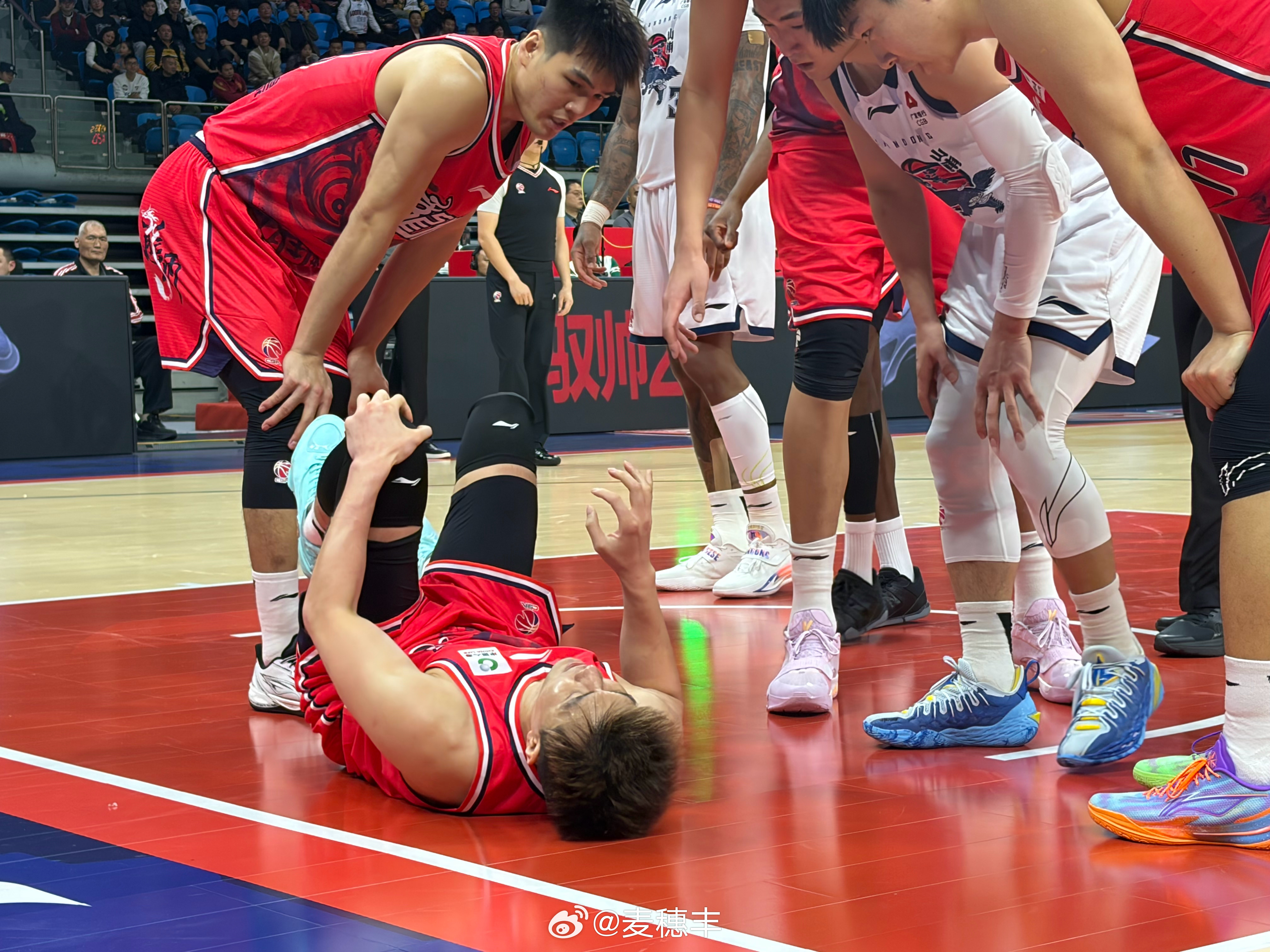 唉，当时这么近距离看着郭艾伦，看他在我面前倒下，确实有种无力感，后面的比赛都索然