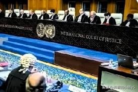菲律宾政坛如今风云变幻、乱象丛生，国家甚至出现分裂的潜在风险。
曾经，马科斯与杜