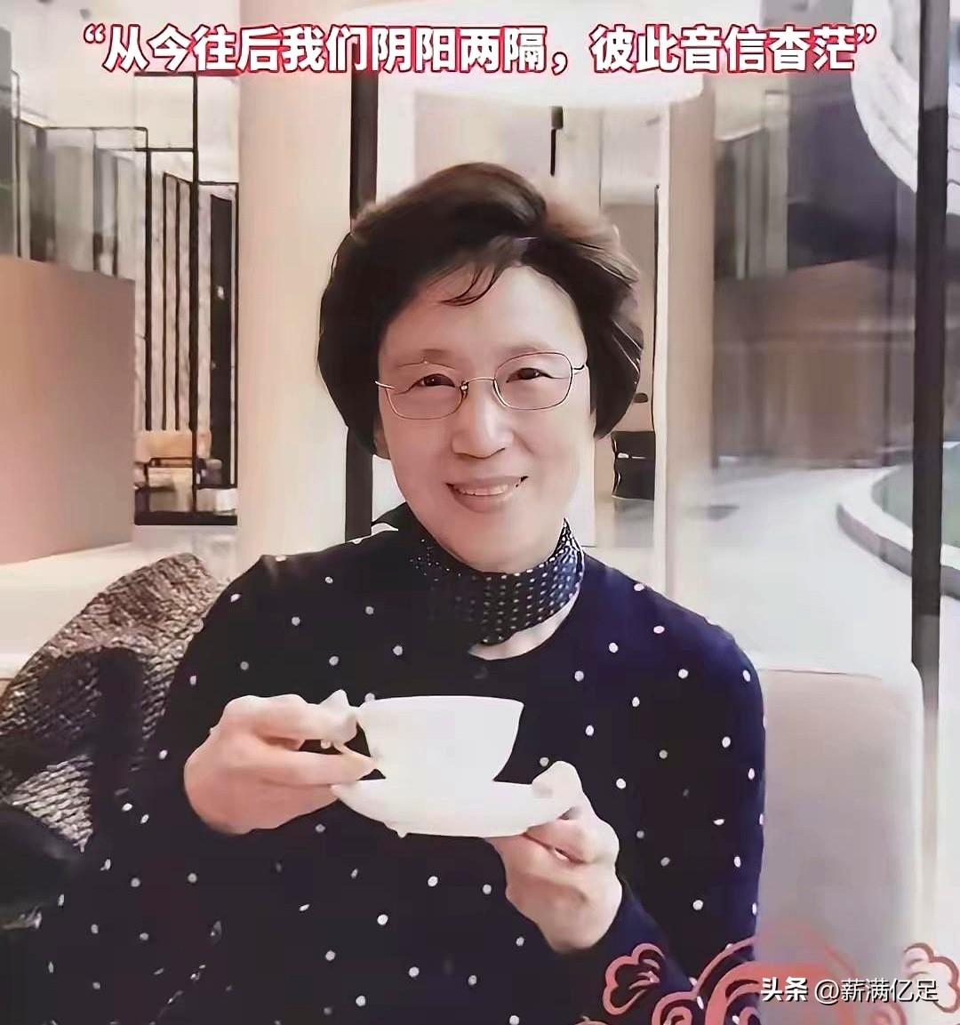 还是她父亲在报纸发出悼文，外界才知道：三月里，董卿母亲走了。
不是意外，不是贫困