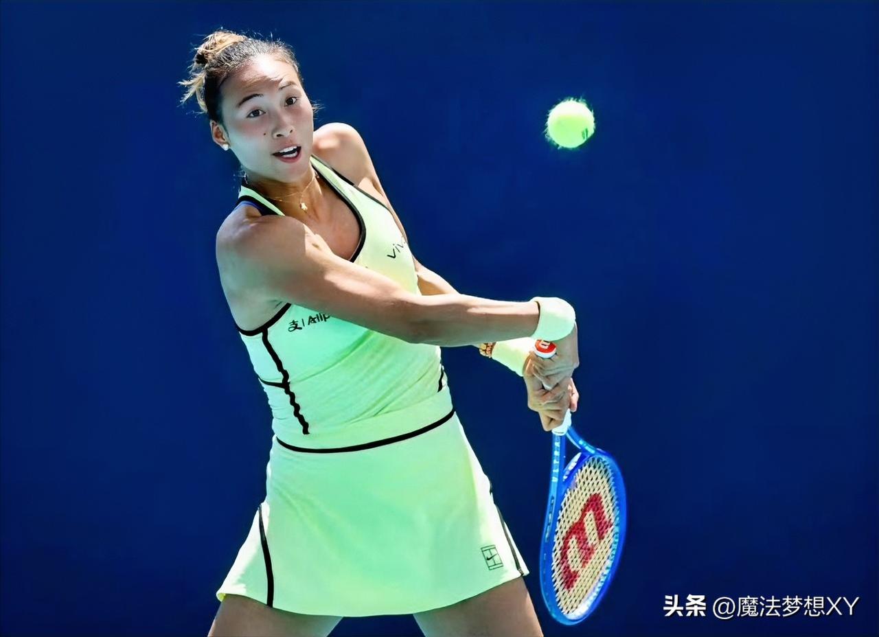 发现了没
郑钦文有一个非常明显的变化
不是她的球技下滑了，而是她
对于上场打球更