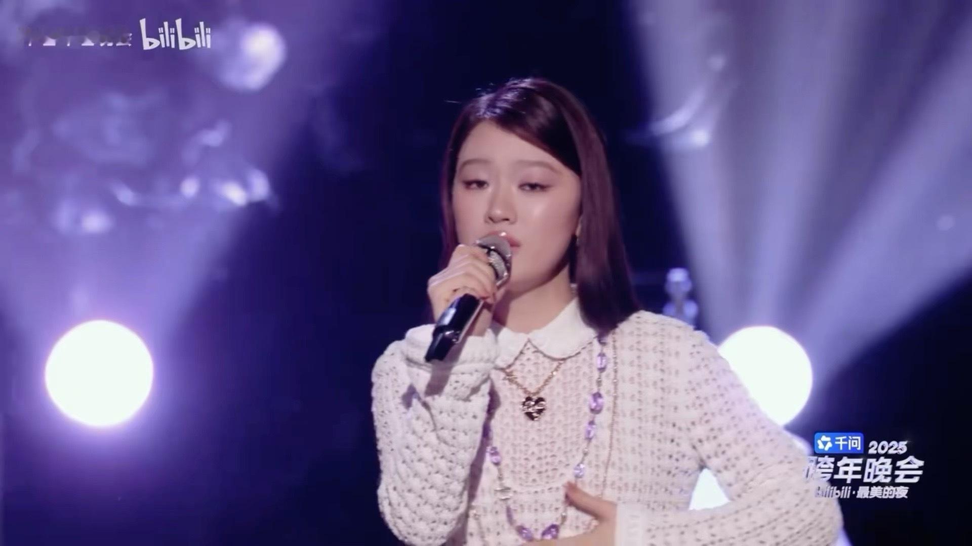 单依纯紫色舞台接好运昨晚站上那片梦幻的紫色舞台，仿佛处在一片紫色的璀璨星河。每一