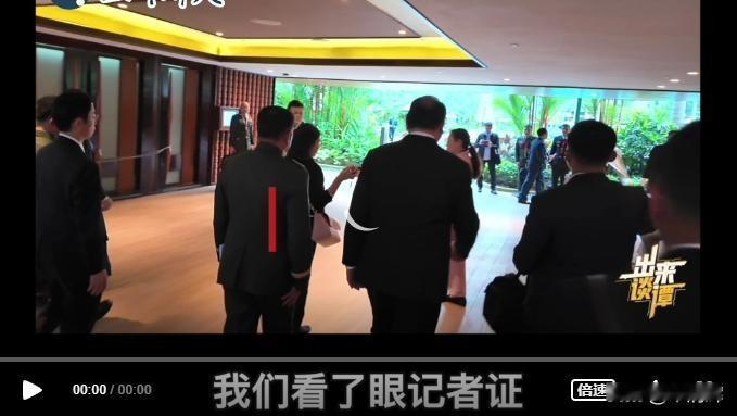 我认为，菲防长将记者指责为“特工”这种做法，超出了正常的国际交往规范，反映出其试
