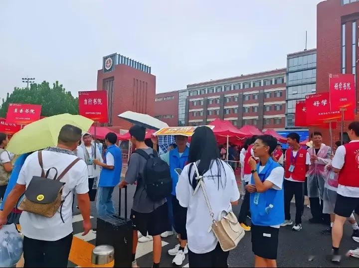 马上大学就要开学了，不管考的分数高与低，升学宴都办了，不管考的分数高与低，孩子都
