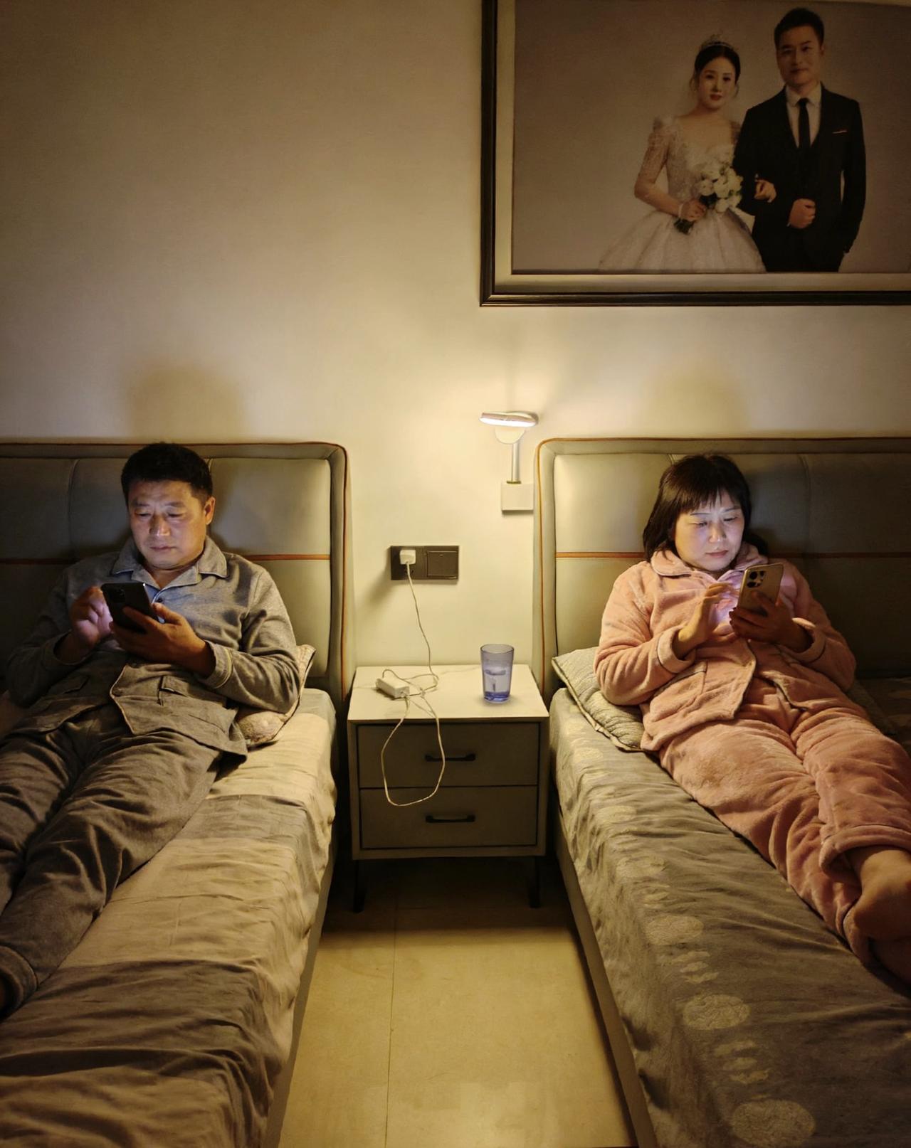 白天8小时各上各的班，晚上回来饭都懒得吃，洗澡后在床上各玩各手机玩个，他打游戏我