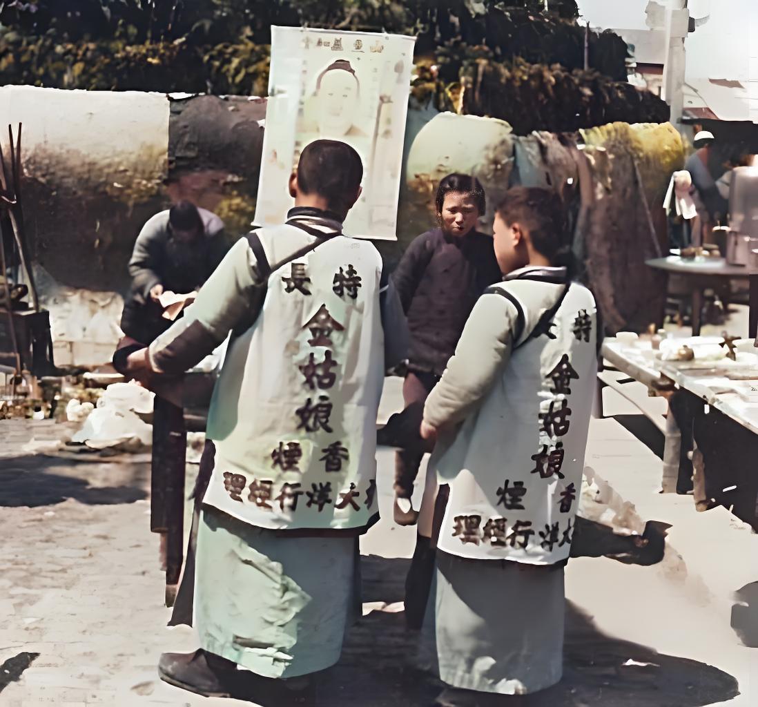 这两张1939年的老照片，定格了南京沦陷区夫子庙一带，贩卖金姑娘牌香烟少年郎的模