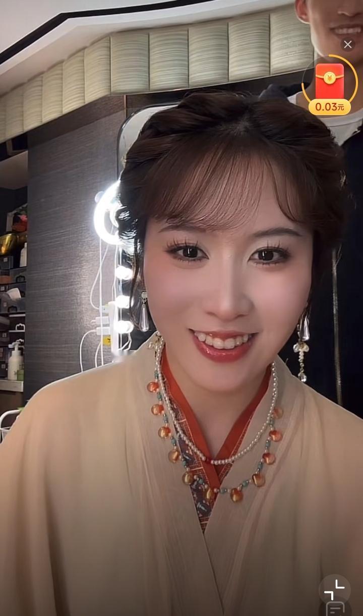 看看这是谁？[捂脸]
仅看图一我是真的看不出这是谁，看了图二美女脸上的高颧骨，我