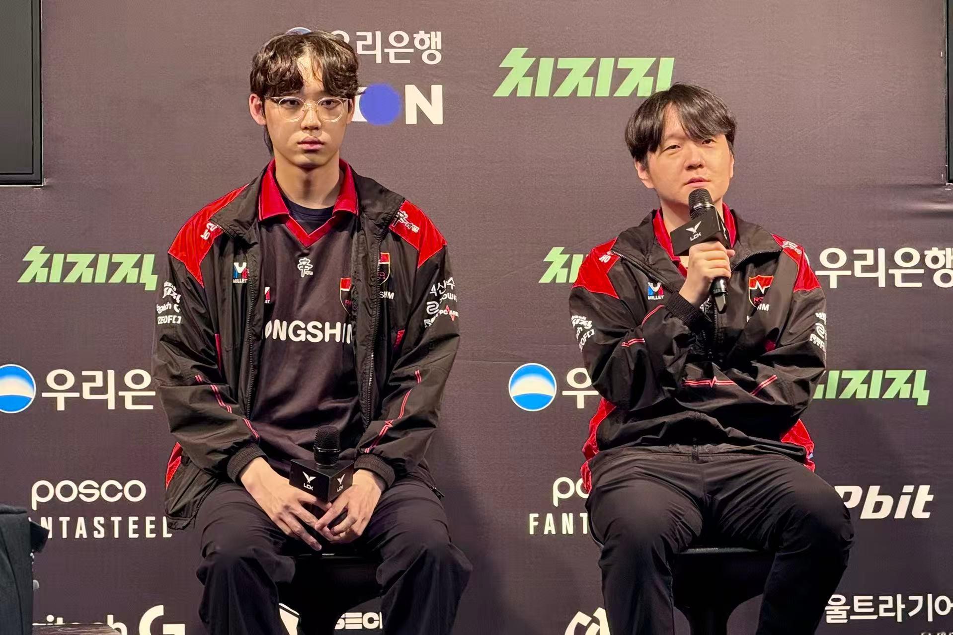 NS的监督DanDy和打野选手Sponge接受赛后胜者采访tes拿到五连胜tes