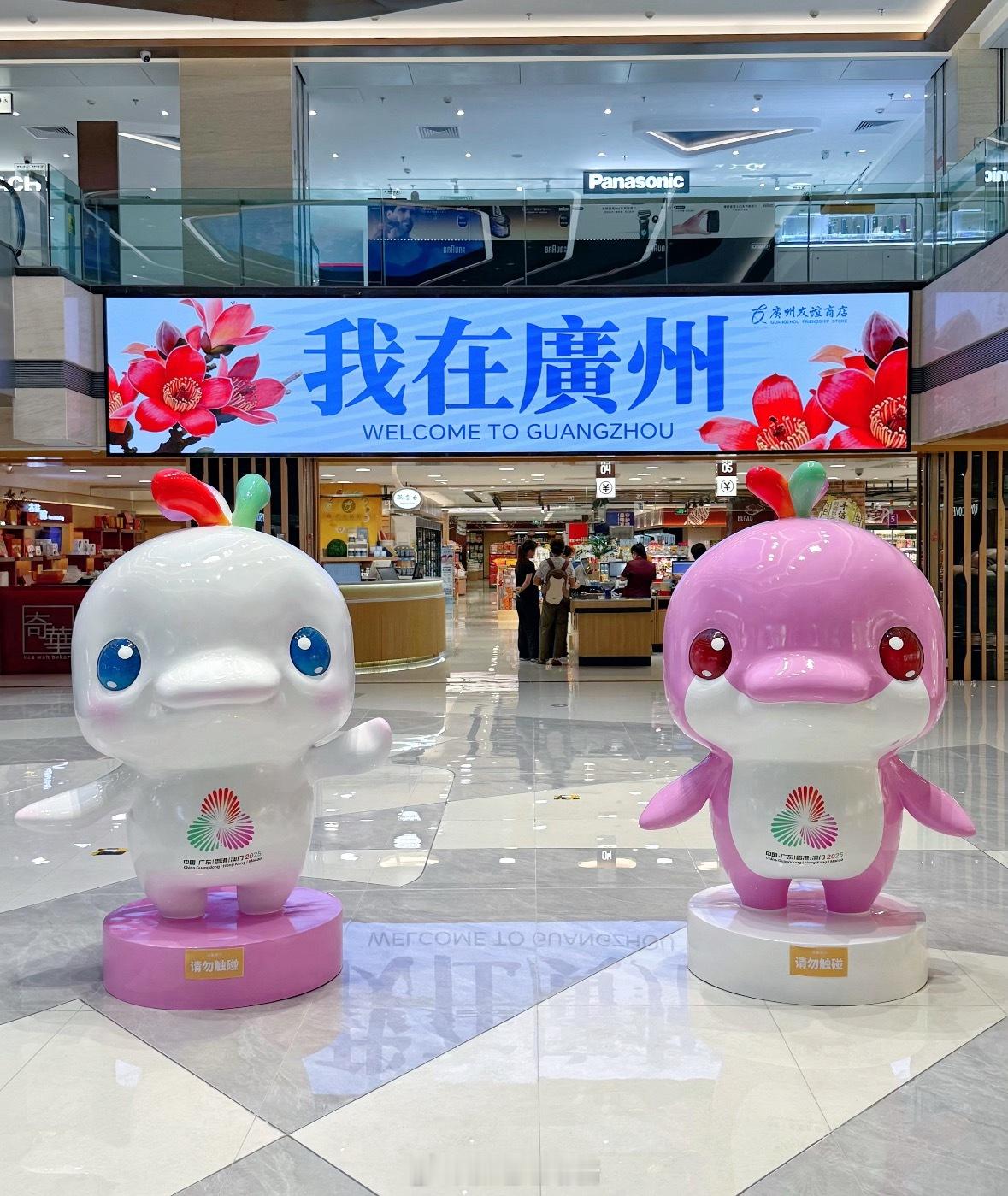 作为吉祥物，“大湾鸡”的工作强度远超常人想象。它需要连续多日、高频次地出现在开闭