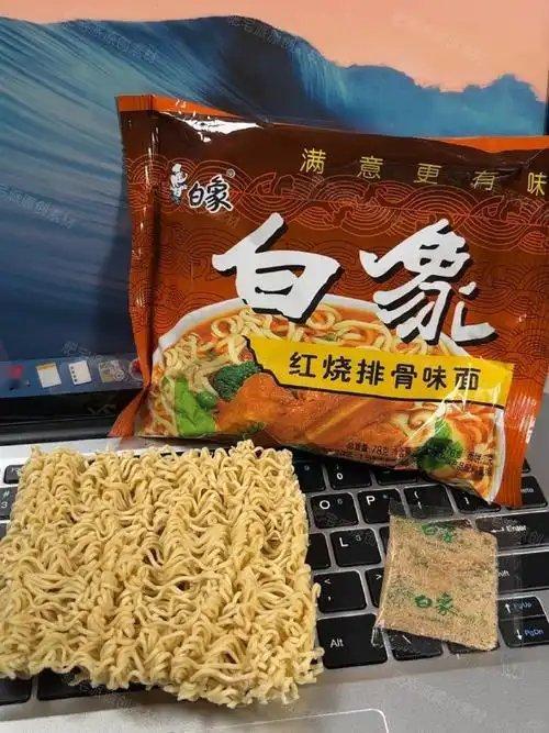 白象那可真是个有担当、有良心的品牌！想当年，董事长姚忠良接手那困境重重的小厂，凭